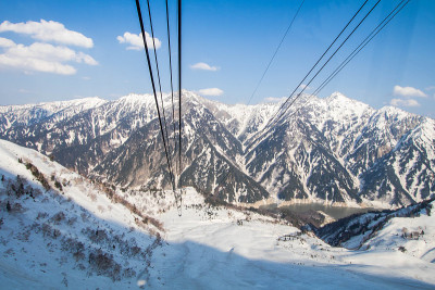 山黑袍高山径雪山墙