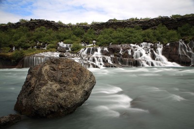 Hraunfossar瀑布(冰岛西部)Hraunfossar瀑布的水流入冰岛Hvita河