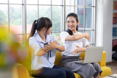 妇女和女孩用手语交谈。