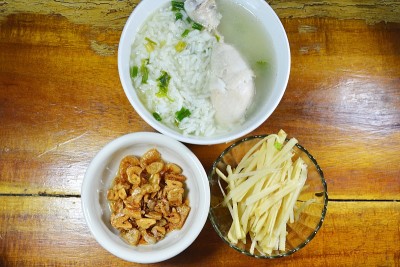 白米饭，鸡腿和姜片