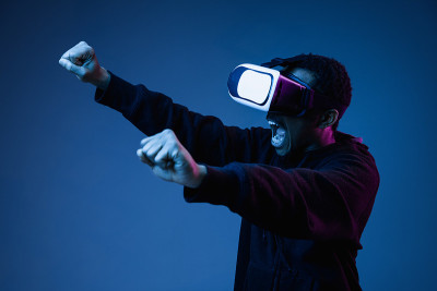 年轻的非裔美国人在霓虹灯下用vr眼镜