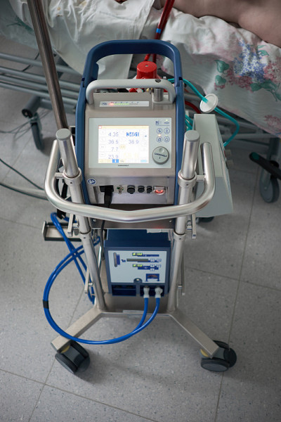 医学。体外膜肺氧合。在重症监护室使用ecmo。ECMO的特写氧合器。背景为重病患者。