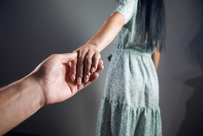 女人握着男人的手