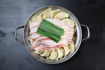 猪肉和中国饺子火锅