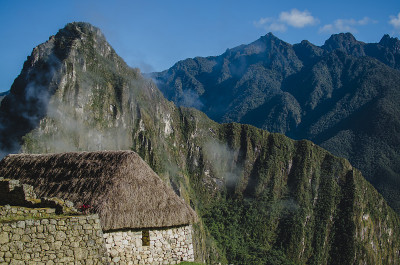 山上的石头建筑照片。