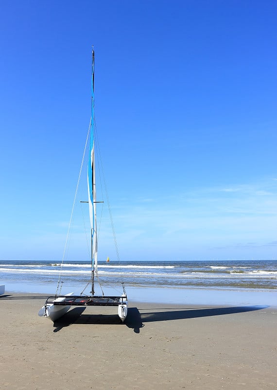 双体船航行。河畔Egmond Zee的意思。北海，荷兰。