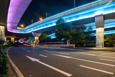 中国南京的立交桥和高速公路在夜晚闪闪发光