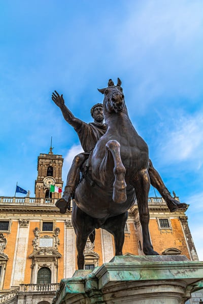 罗马:Campidoglio，罗马市政当局的所在地和俯瞰威尼斯广场的Altare della Pat