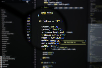 真正的c / c++代码开发屏幕。编程工作流抽象算法概念。放大后可见的c / c++代码行。