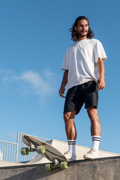 一名年轻的白人男子站在滑板坡道的边缘