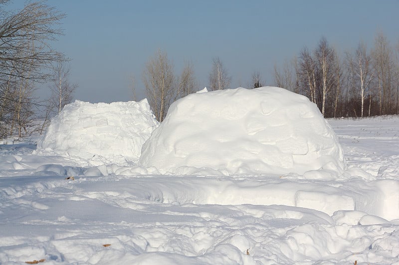 这座住宅是建在雪地上的冰屋