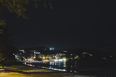 泰国普吉岛夜晚的卡塔海滩