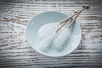 糖棒板在老式木板上