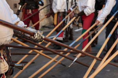 与中世纪欧洲矛，杆武器:轴和尖头战斗