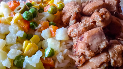 米饭沙拉配鸡肉