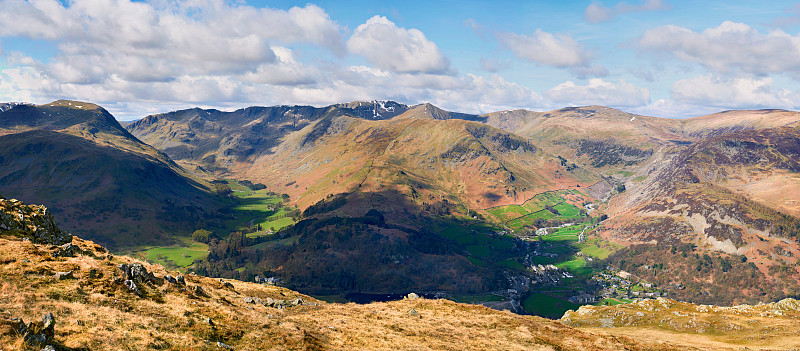 Helvellyn, Striding & swiral Edge和周围的山脉在湖区，英国。