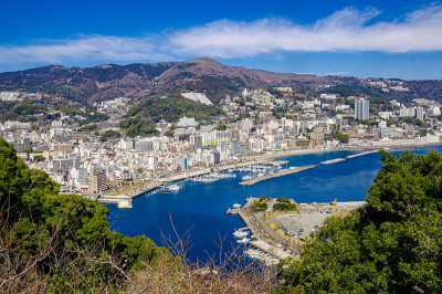 日本度假胜地热海市的景色。