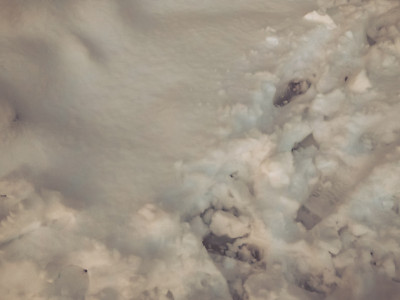 雪地上的鞋迹。巴库里亚尼冬天的开始