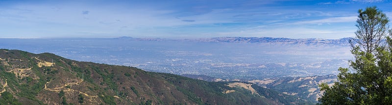 全景朝向圣何塞和南旧金山湾从umunum山顶，圣克鲁斯山;在加州山谷的另一边可以看到迪亚波罗山脉