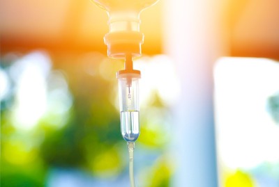 医院病房内生理盐水袋静脉滴注、医疗理念、治疗病人急诊和注射药物输液护理化疗理念。蓝色背景医院选择性聚