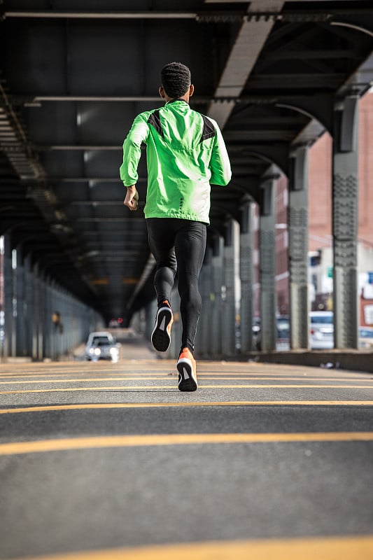 一幅年轻黑人男子在纽约布鲁克林跑步的肖像