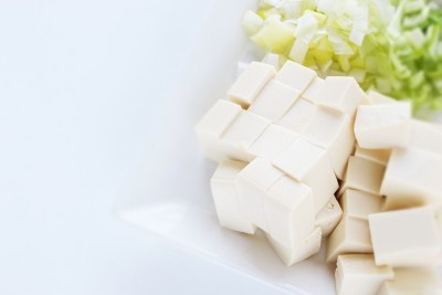 中式烹饪，豆腐和葱花放在盘子里