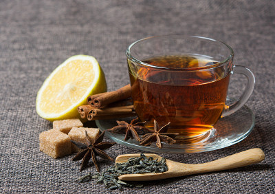 加鲜柠檬的浓茶