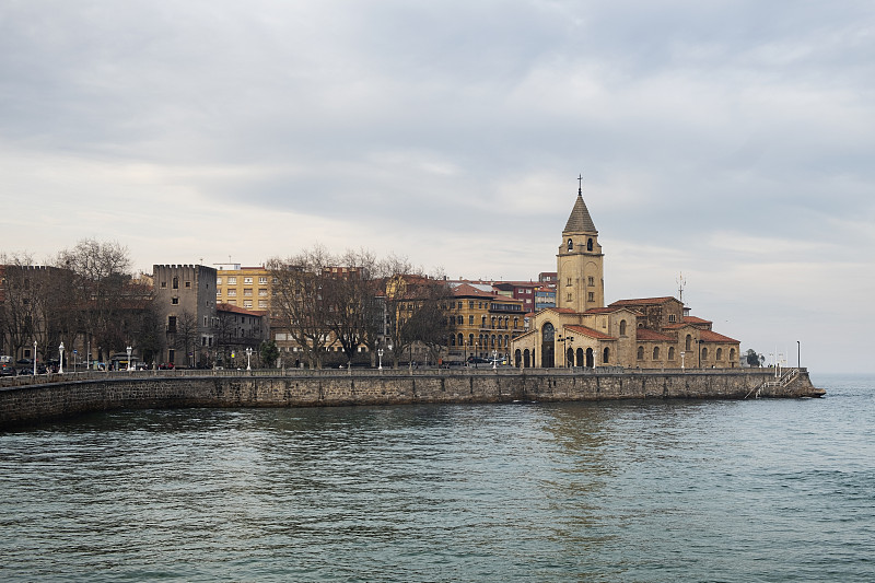 在涨潮时拍摄的圣佩德罗教堂Gijón