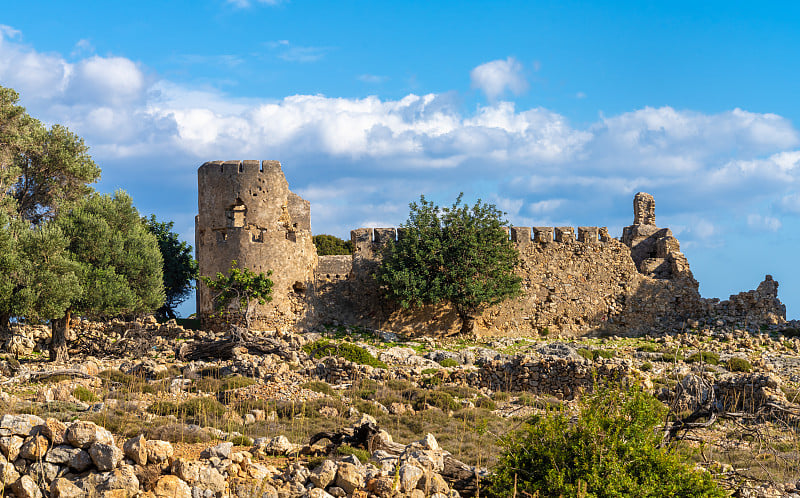 希腊克里特岛南部Sfakia地区的偏僻村庄Loutro，徒步旅行途中的威尼斯Loutro要塞遗址