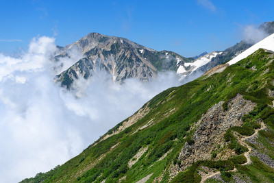 夏夏山和雅立阁山