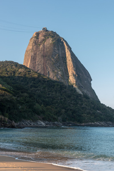 从里约热内卢的乌尔卡红海滩上看到的面包山