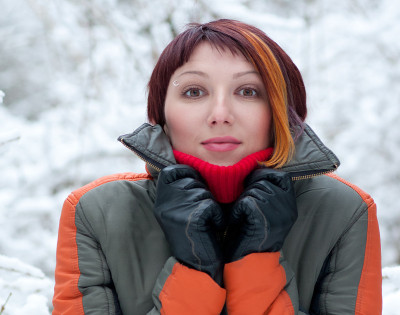 白雪背景上的女人肖像