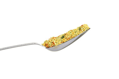 近距离用勺子加香料。