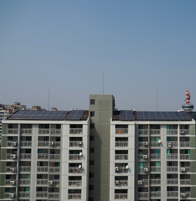 太阳能电池板安装在韩国清州城市公寓