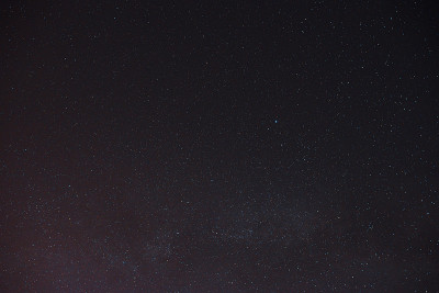 漆黑的夜空里繁星满天