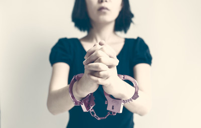 戴上手铐的女人