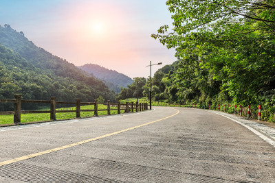 山间的柏油路