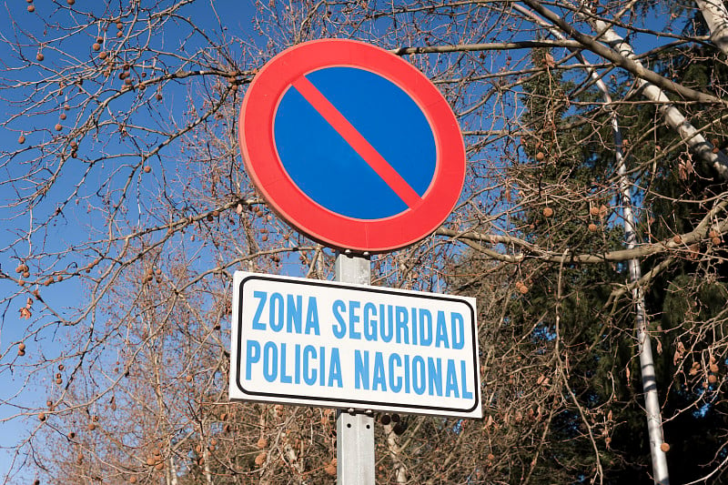 Zona seguridad，国家警察禁止停车标志。安全区，西班牙国家警察。