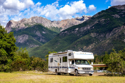 位于智利阿根廷安第斯山脉的房车。家庭旅行在安第斯的房车旅行度假