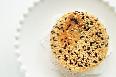 中式糕点，黑芝麻饼碟