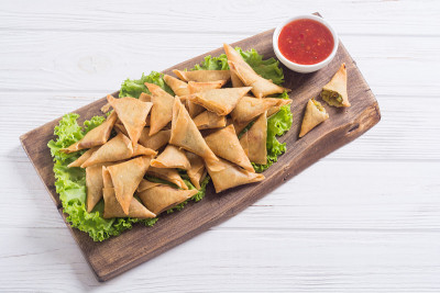 传统的亚洲素食萨莫萨