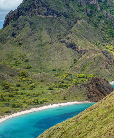 海滩隐藏在山的后面