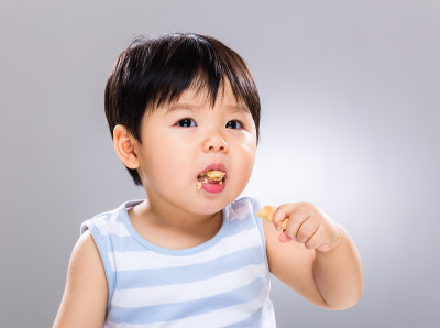 中国小孩在吃零食