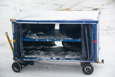 大雪覆盖了机场的行李车