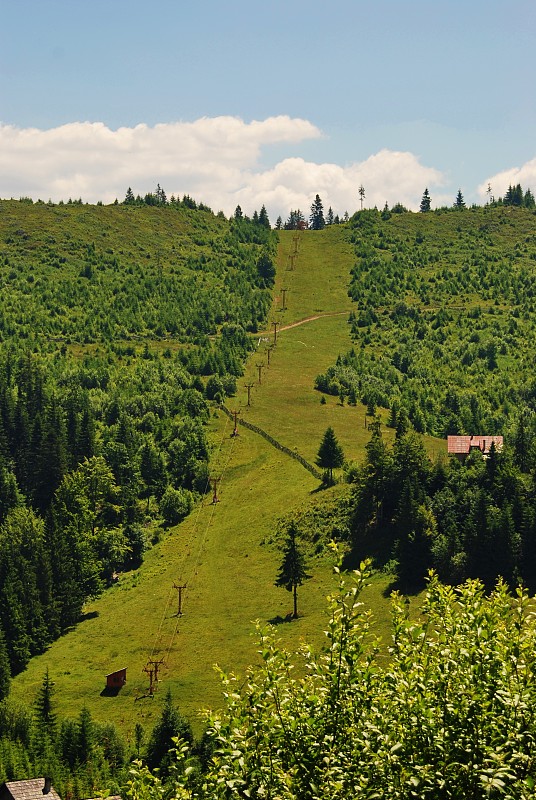 罗马尼亚比斯特里塔，Piatra Fantanele德拉库拉城堡附近的夏日滑雪缆车