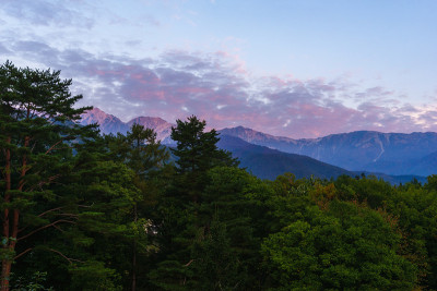 白波山在日出时染红