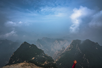 旅游手和山景