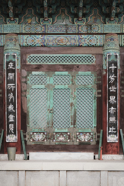 韩国釜山玄关寺的一个寺庙建筑的装饰门