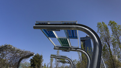 西班牙巴塞罗那城市家具中的太阳能电池板