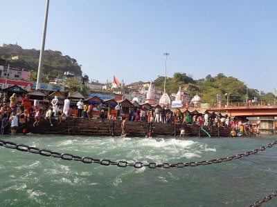 在印度北阿坎德邦的恒河Har ki paudi haridwar洗澡